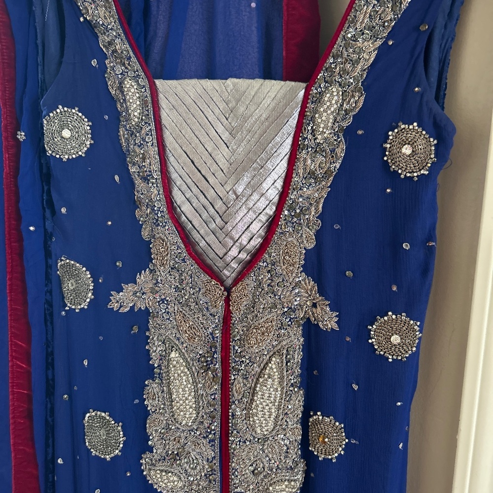 Extremely beautiful Indian Pakistani long gown - Picture 4 of 14
